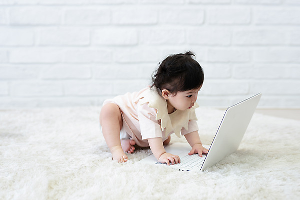 포토 JPG 스튜디오촬영 전신 응시 여자 놀이 실내 한명 앉기 옆모습 캐주얼 노트북 귀여움 한국인 성장 아기 타이핑 보호 여자아기한명만 국내포토 1 시선 옷 뷰포인트 컨셉 모션 사람 동양인 내부 전자제품 여자한명만 여자아기만 파일형식