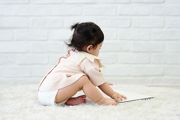 포토 JPG 스튜디오촬영 전신 여자 장난 놀이 실내 한명 앉기 옆모습 캐주얼 노트북 귀여움 한국인 성장 아기 보호 기저귀 여자아기한명만 국내포토 1 옷 뷰포인트 컨셉 모션 사람 동양인 내부 전자제품 아기용품 여자한명만 여자아기만 파일형식