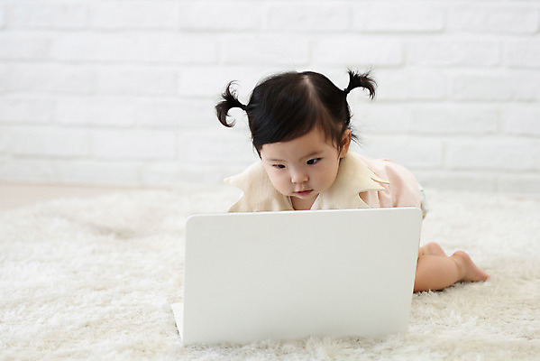 포토 1 시선 옷 뷰포인트 컨셉 모션 실내 표정 사람 동양인 내부 전자제품 여자한명만 여자아기만 파일형식 미소 응시 앞모습 JPG 스튜디오촬영 한명 한국인 아기 여자아기한명만 여자 성장 보호 앉기 전신 귀여움 놀이 노트북 캐주얼 국내포토