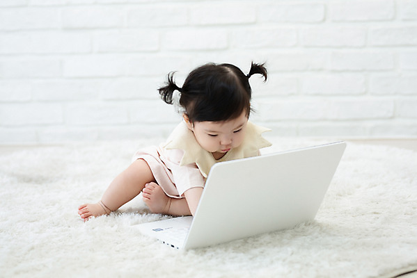 포토 JPG 스튜디오촬영 전신 여자 놀이 실내 한명 앉기 앞모습 캐주얼 노트북 귀여움 한국인 성장 아기 타이핑 보호 여자아기한명만 국내포토 1 옷 뷰포인트 컨셉 모션 사람 동양인 내부 전자제품 여자한명만 여자아기만 파일형식