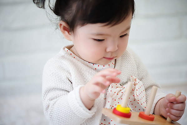 포토 JPG 스튜디오촬영 여자 교육 놀이 실내 한명 들기 앉기 상반신 앞모습 캐주얼 귀여움 한국인 성장 아기 보호 즐거움 교구 여자아기한명만 나무블록 하노이탑 국내포토 1 옷 감정 뷰포인트 컨셉 모션 사람 동양인 내부 목재 블록 여자한명만 여자아기만 파일형식