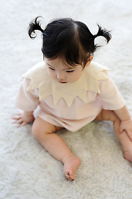 포토 JPG 스튜디오촬영 전신 응시 여자 생각 실내 한명 앉기 앞모습 캐주얼 하이앵글 귀여움 한국인 성장 아기 보호 고민 여자아기한명만 국내포토 1 시선 옷 감정 뷰포인트 컨셉 모션 사람 동양인 내부 여자한명만 여자아기만 파일형식