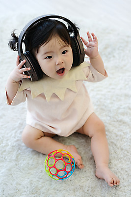 포토 JPG 스튜디오촬영 전신 응시 여자 실내 한명 앉기 앞모습 캐주얼 하이앵글 장난감 귀여움 헤드셋 음악감상 듣기 한국인 성장 아기 보호 즐거움 여자아기한명만 국내포토 1 시선 옷 감정 뷰포인트 음향기기 컨셉 모션 사람 동양인 내부 헤드폰 감상 여자한명만 여자아기만 파일형식
