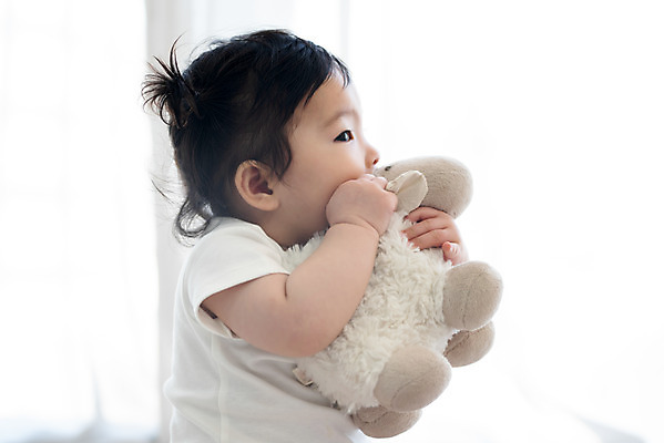 포토 JPG 스튜디오촬영 여자 인형 놀이 실내 한명 들기 앉기 상반신 옆모습 귀여움 한국인 성장 아기 보호 물기 즐거움 여자아기한명만 애착인형 국내포토 1 감정 뷰포인트 컨셉 모션 사람 동양인 내부 여자한명만 여자아기만 파일형식