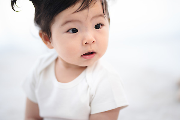 포토 JPG 스튜디오촬영 응시 여자 실내 한명 앉기 근접촬영 상반신 앞모습 귀여움 한국인 성장 아기 보호 여자아기한명만 국내포토 1 시선 뷰포인트 컨셉 모션 사람 동양인 내부 여자한명만 여자아기만 파일형식