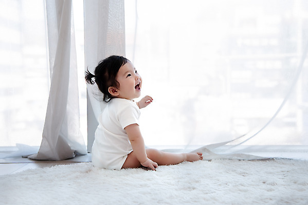 포토 JPG 스튜디오촬영 전신 여자 행복 장난 실내 한명 웃음 앉기 옆모습 귀여움 한국인 성장 아기 커튼 보호 즐거움 기저귀 여자아기한명만 국내포토 1 감정 뷰포인트 컨셉 모션 표정 사람 동양인 내부 아기용품 여자한명만 여자아기만 파일형식