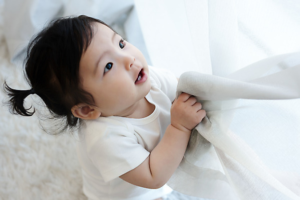 포토 JPG 스튜디오촬영 응시 여자 실내 한명 미소 앉기 상반신 옆모습 귀여움 한국인 올려보기 성장 아기 잡기 커튼 보호 즐거움 여자아기한명만 국내포토 1 시선 감정 뷰포인트 컨셉 모션 표정 사람 동양인 내부 여자한명만 여자아기만 파일형식