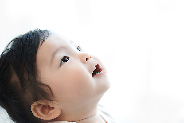 포토 JPG 스튜디오촬영 응시 여자 실내 한명 미소 웃음 앉기 근접촬영 상반신 옆모습 귀여움 한국인 올려보기 성장 아기 보호 여자아기한명만 국내포토 1 시선 뷰포인트 컨셉 모션 표정 사람 동양인 내부 여자한명만 여자아기만 파일형식