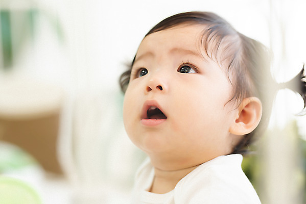 포토 JPG 스튜디오촬영 응시 여자 실내 한명 앉기 근접촬영 상반신 아웃포커스 귀여움 놀람 한국인 올려보기 성장 아기 보호 여자아기한명만 국내포토 1 시선 감정 뷰포인트 컨셉 모션 촬영기법 표정 사람 동양인 내부 여자한명만 여자아기만 파일형식