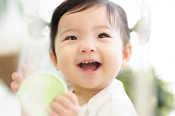 포토 JPG 스튜디오촬영 응시 여자 행복 실내 한명 미소 웃음 들기 앉기 근접촬영 상반신 아웃포커스 장난감 귀여움 한국인 성장 아기 보호 즐거움 여자아기한명만 국내포토 1 시선 감정 뷰포인트 컨셉 모션 촬영기법 표정 사람 동양인 내부 여자한명만 여자아기만 파일형식