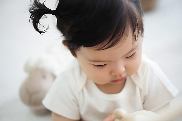 포토 JPG 스튜디오촬영 응시 여자 인형 실내 한명 앉기 근접촬영 상반신 앞모습 아웃포커스 귀여움 한국인 성장 아기 보호 여자아기한명만 국내포토 1 시선 뷰포인트 컨셉 모션 촬영기법 사람 동양인 내부 여자한명만 여자아기만 파일형식