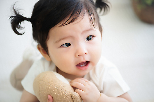 포토 JPG 스튜디오촬영 응시 여자 실내 한명 앉기 근접촬영 상반신 앞모습 아웃포커스 귀여움 한국인 성장 아기 보호 여자아기한명만 애착인형 국내포토 1 시선 인형 뷰포인트 컨셉 모션 촬영기법 사람 동양인 내부 여자한명만 여자아기만 파일형식