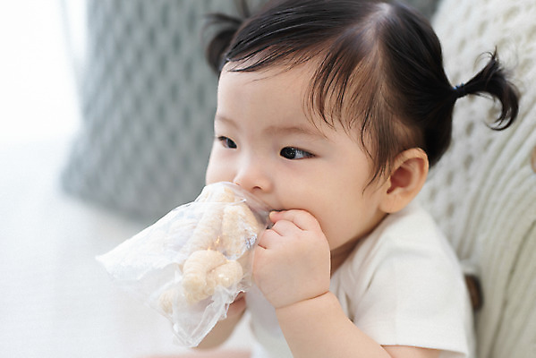 포토 JPG 스튜디오촬영 여자 실내 한명 들기 앉기 근접촬영 상반신 옆모습 과자 귀여움 한국인 성장 아기 보호 물기 여자아기한명만 국내포토 1 뷰포인트 컨셉 모션 디저트 사람 동양인 내부 여자한명만 여자아기만 파일형식