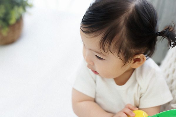 포토 JPG 스튜디오촬영 응시 여자 실내 한명 들기 앉기 근접촬영 상반신 앞모습 아웃포커스 장난감 귀여움 한국인 성장 아기 보호 여자아기한명만 국내포토 1 시선 뷰포인트 컨셉 모션 촬영기법 사람 동양인 내부 여자한명만 여자아기만 파일형식