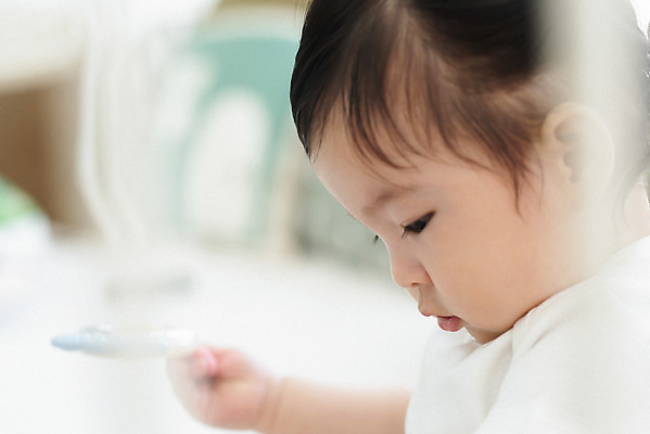 포토 JPG 스튜디오촬영 여자 실내 한명 들기 앉기 근접촬영 상반신 옆모습 아웃포커스 장난감 귀여움 한국인 성장 아기 보호 집중 여자아기한명만 국내포토 1 뷰포인트 컨셉 모션 촬영기법 사람 동양인 내부 여자한명만 여자아기만 파일형식