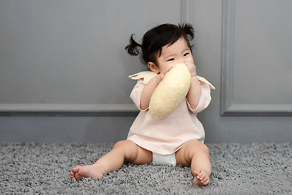 포토 JPG 스튜디오촬영 전신 여자 쿠션 실내 한명 들기 앉기 앞모습 캐주얼 귀여움 한국인 성장 아기 잡기 보호 물기 즐거움 기저귀 여자아기한명만 국내포토 1 옷 감정 뷰포인트 컨셉 모션 사람 동양인 내부 아기용품 여자한명만 여자아기만 파일형식