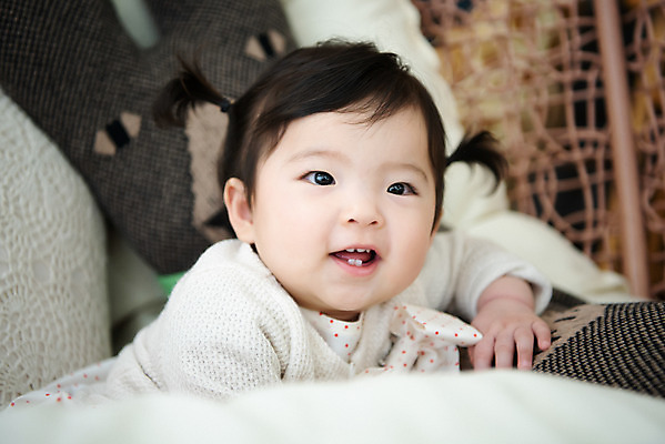 포토 JPG 스튜디오촬영 응시 여자 쿠션 실내 한명 미소 앉기 근접촬영 상반신 앞모습 캐주얼 귀여움 한국인 성장 아기 보호 여자아기한명만 국내포토 1 시선 옷 뷰포인트 컨셉 모션 표정 사람 동양인 내부 여자한명만 여자아기만 파일형식