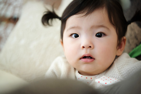 포토 JPG 스튜디오촬영 응시 여자 실내 한명 앉기 근접촬영 상반신 앞모습 아웃포커스 귀여움 한국인 성장 아기 보호 호기심 여자아기한명만 국내포토 1 시선 감정 뷰포인트 컨셉 모션 촬영기법 사람 동양인 내부 여자한명만 여자아기만 파일형식