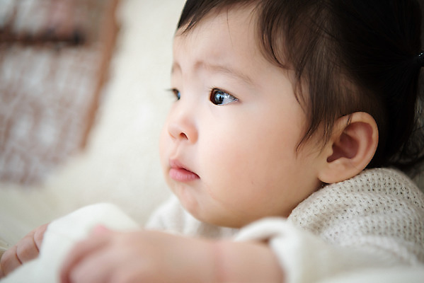 포토 JPG 스튜디오촬영 응시 여자 실내 표정 한명 앉기 근접촬영 상반신 옆모습 아웃포커스 귀여움 한국인 슬픔 성장 아기 보호 뾰루퉁 여자아기한명만 국내포토 1 시선 감정 뷰포인트 컨셉 모션 촬영기법 사람 동양인 내부 여자한명만 여자아기만 파일형식