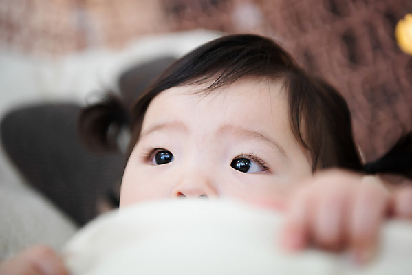 포토 JPG 스튜디오촬영 응시 여자 실내 한명 앉기 근접촬영 상반신 아웃포커스 귀여움 한국인 올려보기 성장 아기 보호 여자아기한명만 국내포토 1 시선 뷰포인트 컨셉 모션 촬영기법 사람 동양인 내부 여자한명만 여자아기만 파일형식