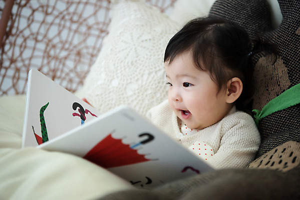 포토 JPG 스튜디오촬영 여자 실내 한명 앉기 근접촬영 상반신 옆모습 캐주얼 독서 귀여움 한국인 성장 아기 보호 즐거움 동화책 여자아기한명만 국내포토 1 옷 감정 뷰포인트 컨셉 모션 사람 동양인 내부 책 여자한명만 여자아기만 파일형식