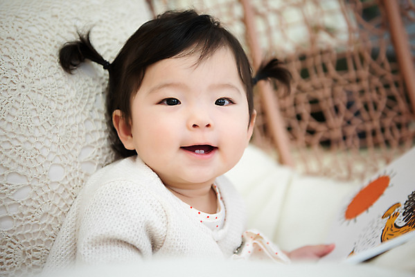 포토 JPG 스튜디오촬영 여자 실내 한명 앉기 근접촬영 상반신 옆모습 캐주얼 독서 귀여움 한국인 성장 아기 보호 즐거움 동화책 여자아기한명만 국내포토 1 옷 감정 뷰포인트 컨셉 모션 사람 동양인 내부 책 여자한명만 여자아기만 파일형식