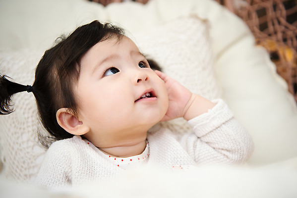 포토 JPG 스튜디오촬영 응시 여자 행복 실내 한명 미소 앉기 근접촬영 상반신 앞모습 캐주얼 귀여움 한국인 올려보기 성장 아기 보호 즐거움 여자아기한명만 국내포토 1 시선 옷 감정 뷰포인트 컨셉 모션 표정 사람 동양인 내부 여자한명만 여자아기만 파일형식