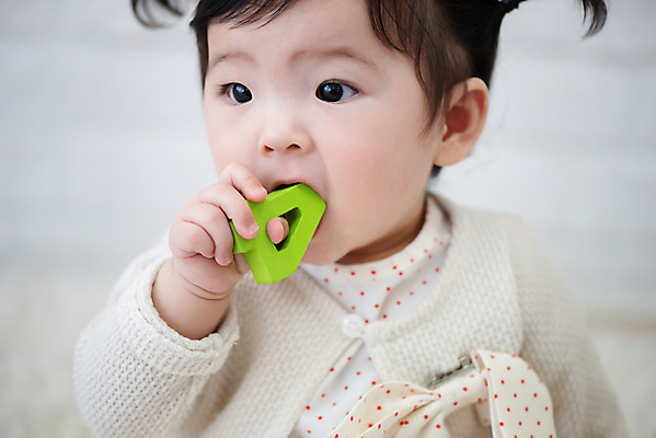 포토 JPG 스튜디오촬영 응시 여자 놀이 실내 한명 들기 앉기 근접촬영 상반신 캐주얼 장난감 귀여움 한국인 성장 아기 보호 물기 교구 여자아기한명만 나무블록 국내포토 1 시선 옷 교육 뷰포인트 컨셉 모션 사람 동양인 내부 목재 블록 여자한명만 여자아기만 파일형식