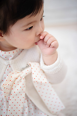 포토 JPG 스튜디오촬영 응시 여자 손가락 실내 한명 앉기 근접촬영 상반신 옆모습 캐주얼 귀여움 한국인 성장 아기 보호 빨다 물기 습관 여자아기한명만 국내포토 1 손 시선 옷 뷰포인트 컨셉 모션 사람 동양인 내부 여자한명만 여자아기만 파일형식