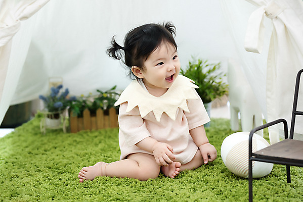 포토 JPG 스튜디오촬영 전신 응시 여자 행복 실내 한명 미소 앉기 앞모습 캐주얼 귀여움 한국인 성장 아기 보호 즐거움 여자아기한명만 국내포토 1 시선 옷 감정 뷰포인트 컨셉 모션 표정 사람 동양인 내부 여자한명만 여자아기만 파일형식