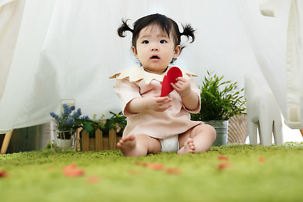 포토 JPG 스튜디오촬영 전신 응시 여자 놀이 실내 한명 들기 앉기 앞모습 캐주얼 귀여움 한국인 성장 하트 아기 보호 기저귀 여자아기한명만 국내포토 모양 1 시선 옷 뷰포인트 컨셉 모션 사람 동양인 내부 아기용품 여자한명만 여자아기만 파일형식