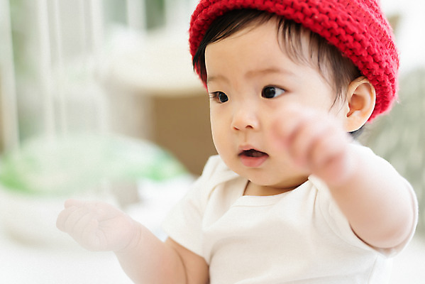포토 JPG 스튜디오촬영 모자 여자 실내 한명 앉기 손짓 근접촬영 상반신 옆모습 아웃포커스 귀여움 한국인 성장 아기 보호 여자아기한명만 국내포토 1 잡화 뷰포인트 컨셉 모션 촬영기법 사람 동양인 내부 여자한명만 여자아기만 파일형식