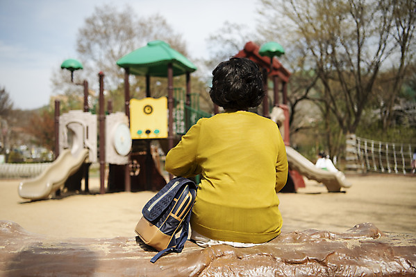 포토 JPG 주간 응시 여자 노년 할머니 책가방 한명 앉기 상반신 야외 뒷모습 한국인 기다림 60대 놀이터 노인여자한명만 황혼육아 국내포토 자연요소 1 시선 뷰포인트 가방 모션 놀이 사람 동양인 성인 육아 여자한명만 노인여자만 파일형식