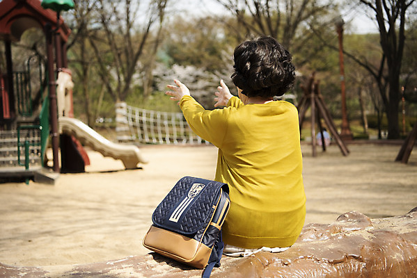 포토 JPG 주간 여자 노년 할머니 책가방 한명 앉기 손짓 상반신 야외 뒷모습 한국인 기다림 60대 놀이터 노인여자한명만 황혼육아 국내포토 자연요소 1 뷰포인트 가방 모션 놀이 사람 동양인 성인 육아 여자한명만 노인여자만 파일형식