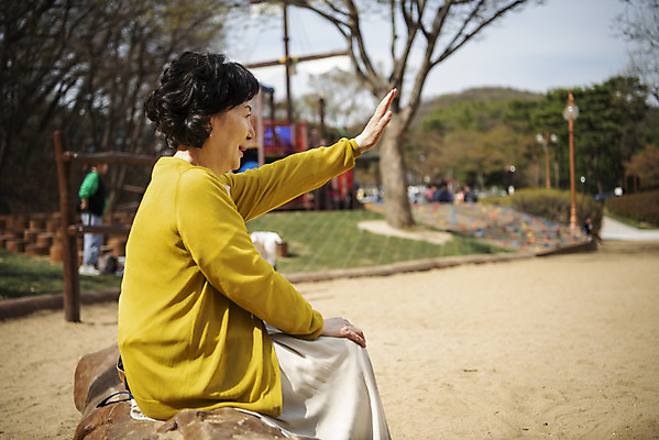포토 JPG 주간 응시 여자 노년 할머니 한명 앉기 상반신 야외 옆모습 한국인 기다림 60대 놀이터 손인사 노인여자한명만 황혼육아 국내포토 자연요소 1 시선 뷰포인트 모션 놀이 사람 동양인 성인 육아 인사 여자한명만 노인여자만 파일형식