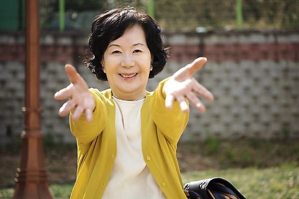 포토 JPG 주간 여자 노년 할머니 한명 미소 앉기 손짓 상반신 야외 앞모습 한국인 60대 놀이터 손뻗기 반가움 노인여자한명만 황혼육아 국내포토 자연요소 1 감정 뷰포인트 모션 놀이 표정 사람 동양인 성인 육아 여자한명만 노인여자만 파일형식