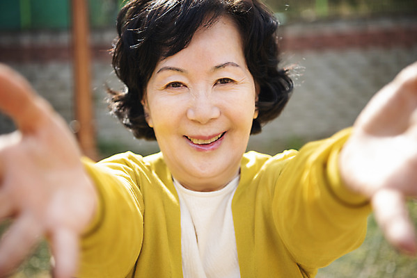 포토 JPG 주간 여자 노년 할머니 한명 미소 앉기 손짓 상반신 야외 앞모습 한국인 60대 놀이터 손뻗기 반가움 노인여자한명만 황혼육아 국내포토 자연요소 1 감정 뷰포인트 모션 놀이 표정 사람 동양인 성인 육아 여자한명만 노인여자만 파일형식