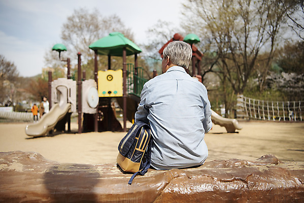 포토 JPG 주간 응시 할아버지 노년 남자 책가방 한명 앉기 상반신 야외 뒷모습 한국인 기다림 놀이터 70대 노인남자한명만 황혼육아 국내포토 자연요소 1 시선 뷰포인트 가방 모션 놀이 사람 동양인 성인 육아 남자한명만 노인남자만 파일형식