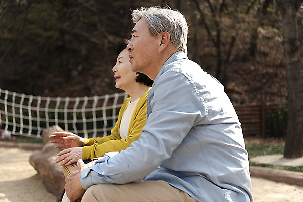 포토 JPG 주간 응시 여자 할아버지 노년 남자 할머니 앉기 상반신 야외 두명 옆모습 노부부 한국인 기다림 60대 놀이터 70대 노인만 황혼육아 국내포토 자연요소 부부 시선 뷰포인트 모션 놀이 사람 동양인 성인 육아 성인만 파일형식
