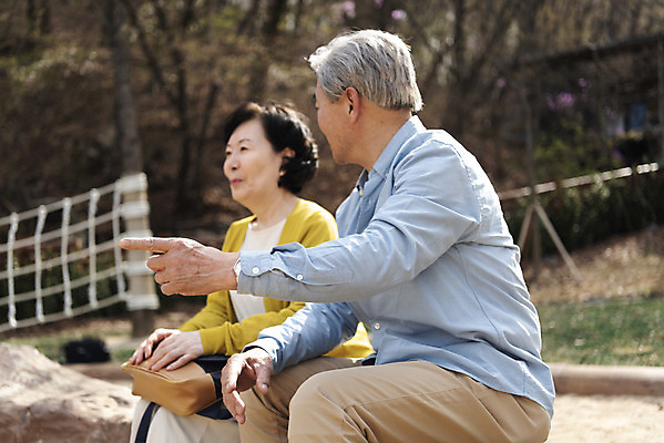 포토 JPG 주간 응시 여자 할아버지 노년 남자 할머니 앉기 상반신 야외 두명 옆모습 노부부 한국인 기다림 60대 놀이터 70대 노인만 황혼육아 국내포토 자연요소 부부 시선 뷰포인트 모션 놀이 사람 동양인 성인 육아 성인만 파일형식