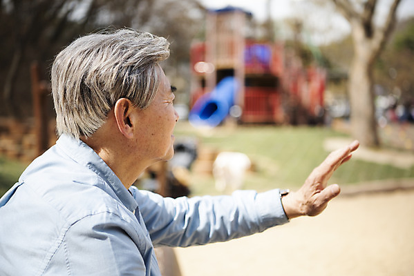 포토 JPG 주간 할아버지 노년 남자 한명 앉기 상반신 야외 옆모습 아웃포커스 한국인 기다림 놀이터 손인사 70대 반가움 노인남자한명만 황혼육아 국내포토 자연요소 1 감정 뷰포인트 모션 놀이 촬영기법 사람 동양인 성인 육아 인사 남자한명만 노인남자만 파일형식