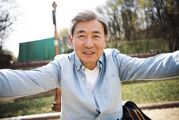 포토 JPG 주간 할아버지 노년 남자 한명 미소 앉기 손짓 상반신 야외 앞모습 한국인 놀이터 70대 손뻗기 반가움 노인남자한명만 황혼육아 국내포토 자연요소 1 감정 뷰포인트 모션 놀이 표정 사람 동양인 성인 육아 남자한명만 노인남자만 파일형식