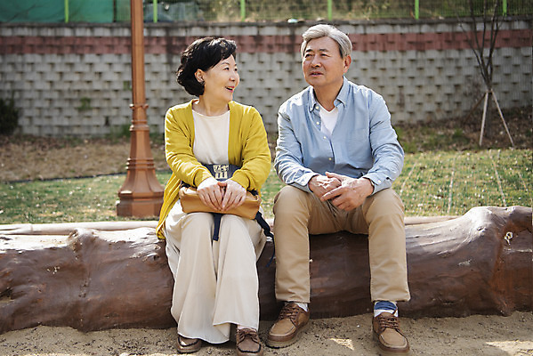 포토 JPG 주간 전신 여자 할아버지 노년 남자 할머니 대화 미소 앉기 야외 두명 앞모습 노부부 한국인 기다림 60대 놀이터 70대 노인만 황혼육아 국내포토 자연요소 부부 뷰포인트 모션 놀이 표정 말하기 사람 동양인 성인 육아 성인만 파일형식