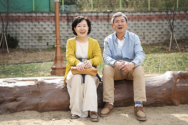 포토 JPG 주간 전신 응시 여자 할아버지 노년 남자 할머니 대화 미소 앉기 야외 두명 앞모습 노부부 한국인 기다림 60대 놀이터 70대 노인만 황혼육아 국내포토 자연요소 부부 시선 뷰포인트 모션 놀이 표정 말하기 사람 동양인 성인 육아 성인만 파일형식