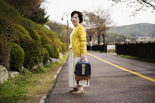 포토 JPG 주간 전신 여자 노년 할머니 책가방 피곤 한명 서기 들기 야외 옆모습 한국인 60대 등교 하교 노인여자한명만 황혼육아 국내포토 자연요소 1 뷰포인트 컨셉 가방 모션 사람 동양인 성인 육아 등하교 여자한명만 노인여자만 파일형식