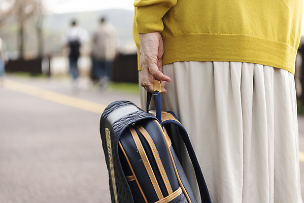 포토 JPG 주간 여자 노년 할머니 책가방 피곤 한명 서기 들기 근접촬영 상반신 야외 아웃포커스 한국인 60대 등교 하교 노인여자한명만 황혼육아 국내포토 자연요소 1 뷰포인트 컨셉 가방 모션 촬영기법 사람 동양인 성인 육아 등하교 여자한명만 노인여자만 파일형식