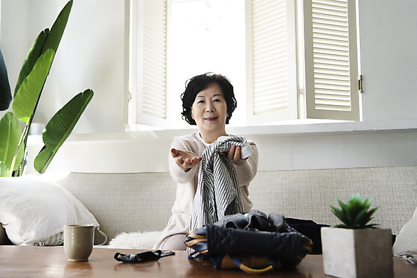 포토 JPG 여자 노년 할머니 거실 아침 책가방 실내 한명 미소 앉기 손짓 상반신 앞모습 한국인 60대 등교 유치원복 손뻗기 노인여자한명만 황혼육아 국내포토 주간 1 옷 뷰포인트 가방 모션 표정 사람 동양인 성인 내부 육아 등하교 여자한명만 노인여자만 파일형식