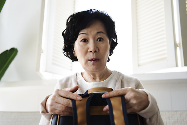 포토 JPG 여자 노년 할머니 거실 아침 책가방 실내 한명 들기 앉기 상반신 앞모습 한국인 60대 등교 잔소리 노인여자한명만 황혼육아 국내포토 주간 1 뷰포인트 가방 모션 사람 동양인 성인 내부 육아 등하교 여자한명만 노인여자만 파일형식