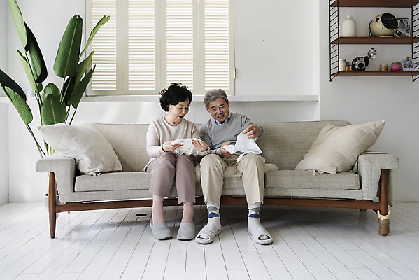 포토 JPG 전신 여자 할아버지 노년 남자 행복 할머니 거실 실내 미소 들기 앉기 두명 앞모습 소파 노부부 한국인 60대 즐거움 70대 유아복 설렘 노인만 황혼육아 국내포토 부부 옷 감정 뷰포인트 의자 모션 표정 사람 동양인 성인 내부 아기용품 육아 성인만 파일형식