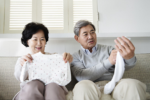 포토 JPG 여자 할아버지 노년 남자 행복 할머니 거실 실내 미소 들기 앉기 상반신 두명 앞모습 노부부 한국인 60대 즐거움 70대 유아복 설렘 노인만 황혼육아 국내포토 부부 옷 감정 뷰포인트 모션 표정 사람 동양인 성인 내부 아기용품 육아 성인만 파일형식